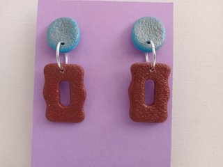 Pendientes hechos a mano azul y marrón