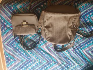 Mochila y bolso de mano beige