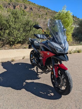 Yamaha Tracer 900 Gris y Roja