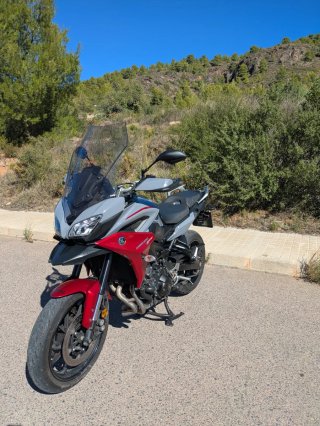 Yamaha Tracer 900 Gris y Roja