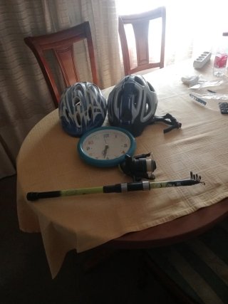 Lote: 2 Cascos, Reloj y Caña de Pescar