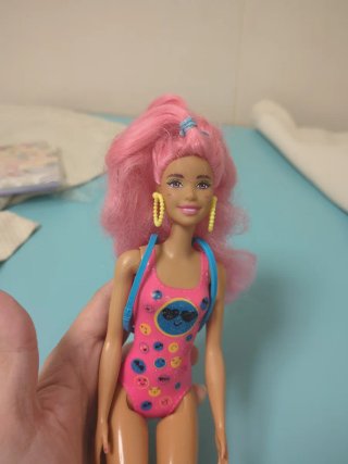 Muñeca Barbie Color Reveal