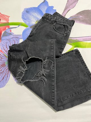 Pantalón vaquero negro desgastado
