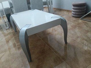 Mesa de Salón Blanca y Plateada