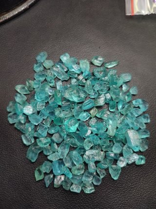 30 g di splendidi cristalli di apatite blu cielo,