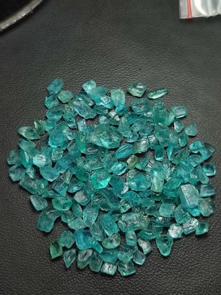 30 g di splendidi cristalli di apatite blu cielo,