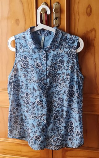 Blusa sin mangas floral Stradivarius azul.
