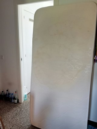 Colchón 90cm, sin deformaciones.