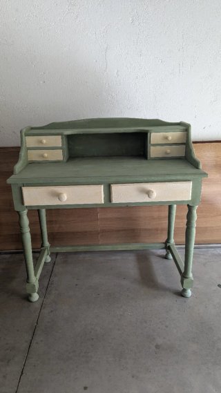 Scrivania in legno con cassetti