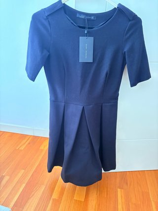 Vestido negro Zara con etiqueta