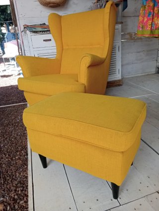 Conjunto Sillón Orejero y Reposapiés Amarillo
