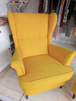 Conjunto Sillón Orejero y Reposapiés Amarillo
