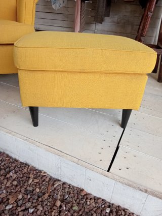 Conjunto Sillón Orejero y Reposapiés Amarillo