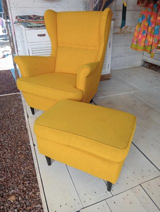 Conjunto Sillón Orejero y Reposapiés Amarillo