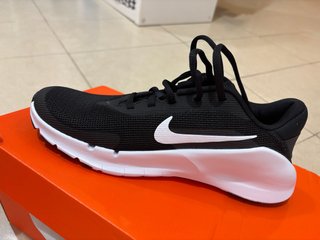 Zapatillas Nike Negras y Blancas Sin Estrenar