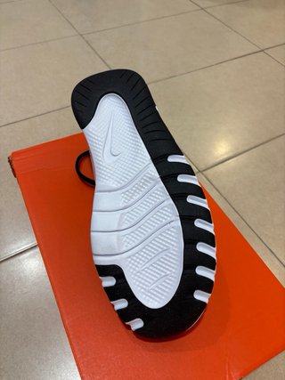 Zapatillas Nike Negras y Blancas Sin Estrenar