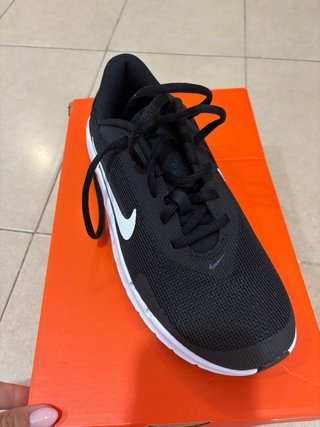 Zapatillas Nike Negras y Blancas Sin Estrenar