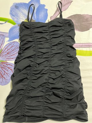Vestido negro fruncido tirantes
