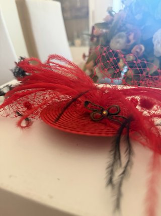 Tocado de Fiesta con Plumas Rojas y Negras