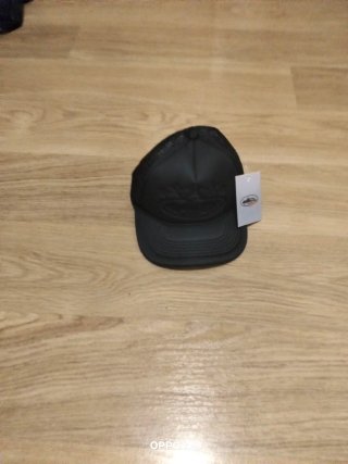 Gorra negra con etiqueta