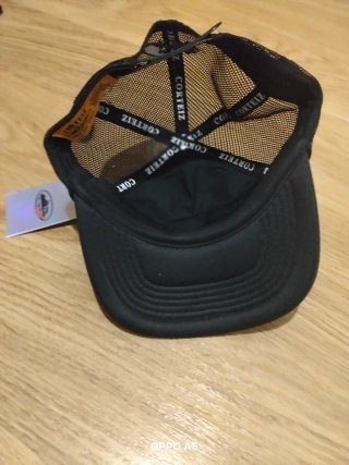Gorra negra con etiqueta