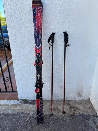 Equipo de esquí completo: esquís y botas Salomon.