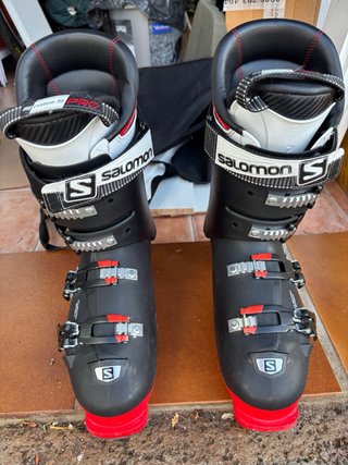 Equipo de esquí completo: esquís y botas Salomon.