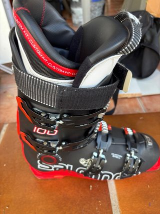 Equipo de esquí completo: esquís y botas Salomon.