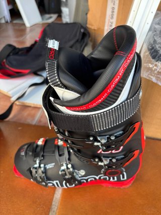 Equipo de esquí completo: esquís y botas Salomon.