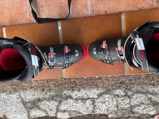 Equipo de esquí completo: esquís y botas Salomon.