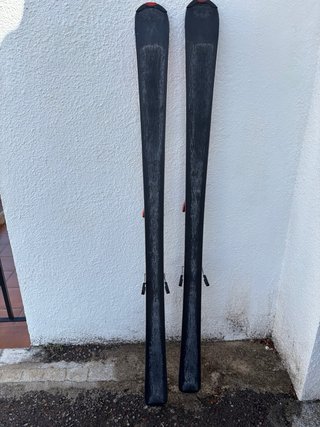 Equipo de esquí completo: esquís y botas Salomon.