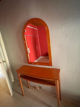 Tocador de madera con espejo