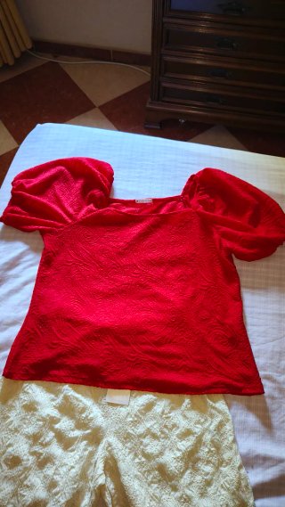 Blusa Roja con Mangas Abullonadas