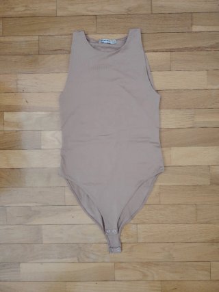 Body de tirantes color beige