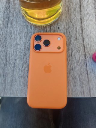 Móvil Apple con Funda Naranja