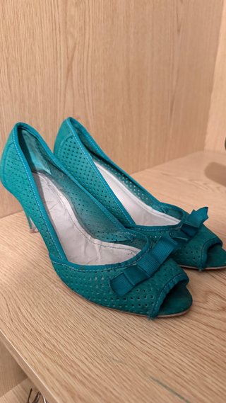 Zapatos de tacón verde con lazo