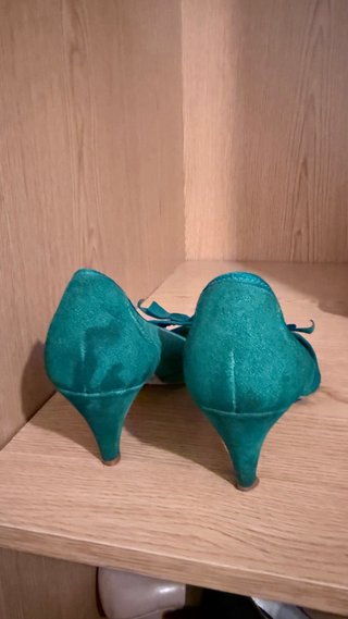 Zapatos de tacón verde con lazo