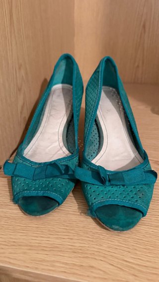 Zapatos de tacón verde con lazo