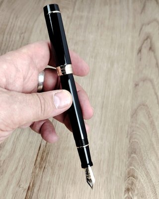 Pluma Estilográfica Negra y Dorada con Caja