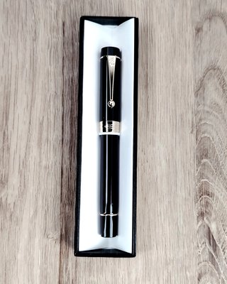 Pluma Estilográfica Negra y Dorada con Caja