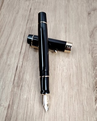 Pluma Estilográfica Negra y Dorada con Caja