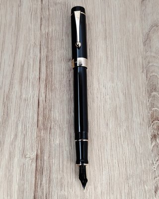 Pluma Estilográfica Negra y Dorada con Caja