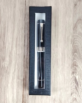 Pluma Estilográfica Negra y Dorada con Caja