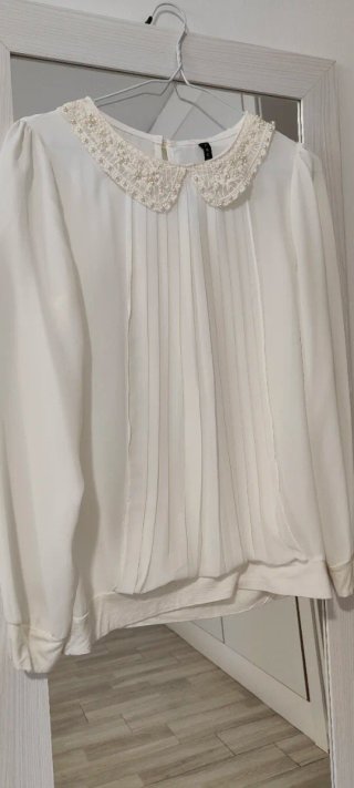 Camisa Blanca Plisada con Cuello de Perlas