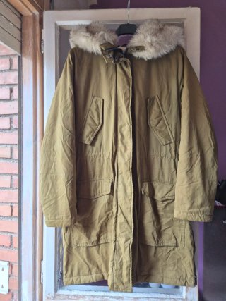 Abrigo verde con capucha y pelo