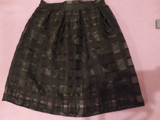 Falda negra diseño cuadros a estrenar