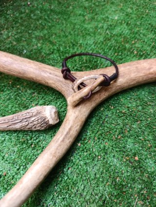 Pulsera cuero y material orgánico
