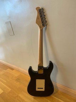 Guitarra Eléctrica Negra tamaño cadete con funda
