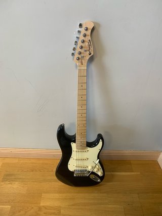 Guitarra Eléctrica Negra tamaño cadete con funda