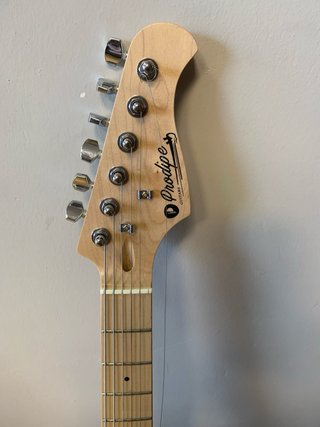 Guitarra Eléctrica Negra tamaño cadete con funda